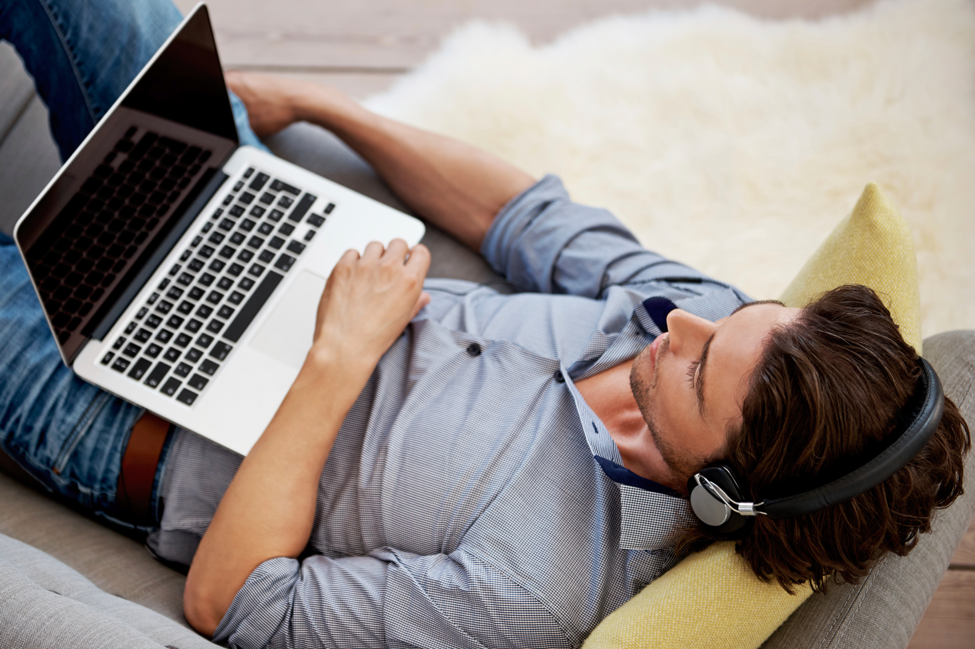 Man-relaxing-with-music-and-laptop