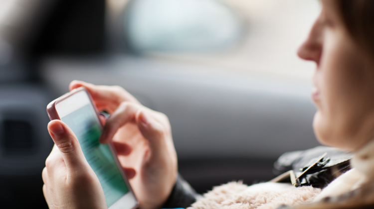 passpoint-hotspot2.0-automatic-authentication-woman-smartphone.png