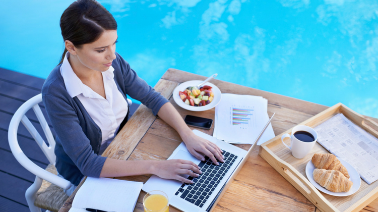 wifi-marketing-woman-laptop-pool